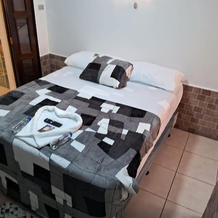 Hotel Kamelot Parque Central Quetzaltenango Esterno foto