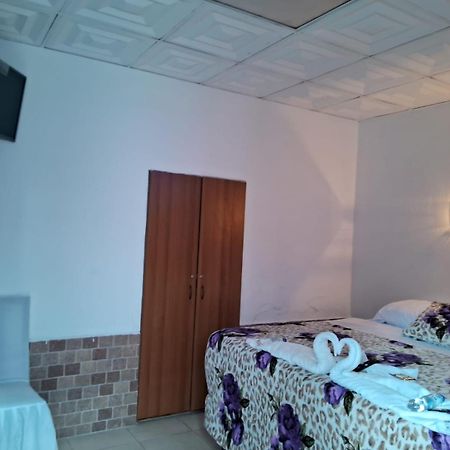 Hotel Kamelot Parque Central Quetzaltenango Esterno foto