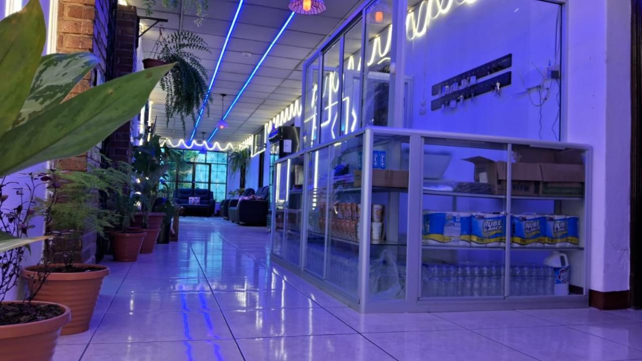 Hotel Kamelot Parque Central Quetzaltenango Esterno foto
