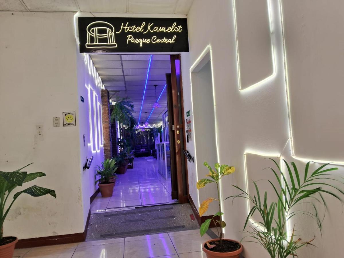 Hotel Kamelot Parque Central Quetzaltenango Esterno foto