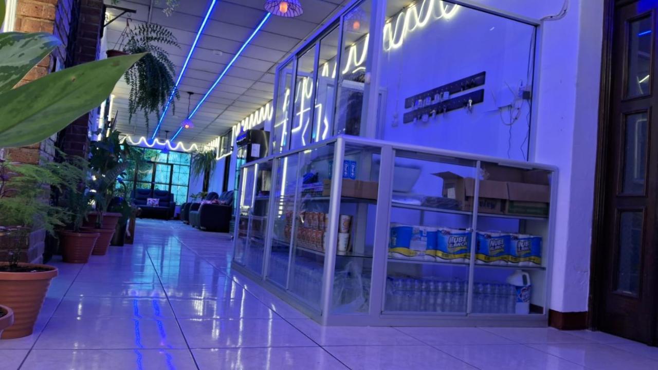 Hotel Kamelot Parque Central Quetzaltenango Esterno foto