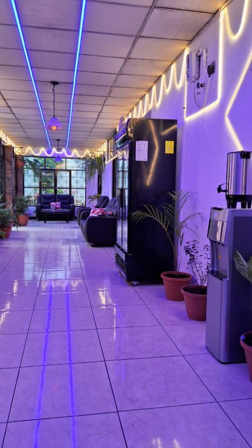 Hotel Kamelot Parque Central Quetzaltenango Esterno foto
