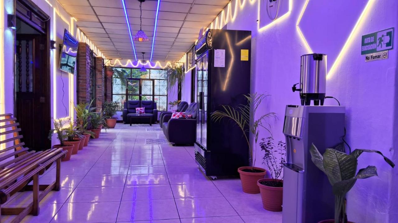Hotel Kamelot Parque Central Quetzaltenango Esterno foto