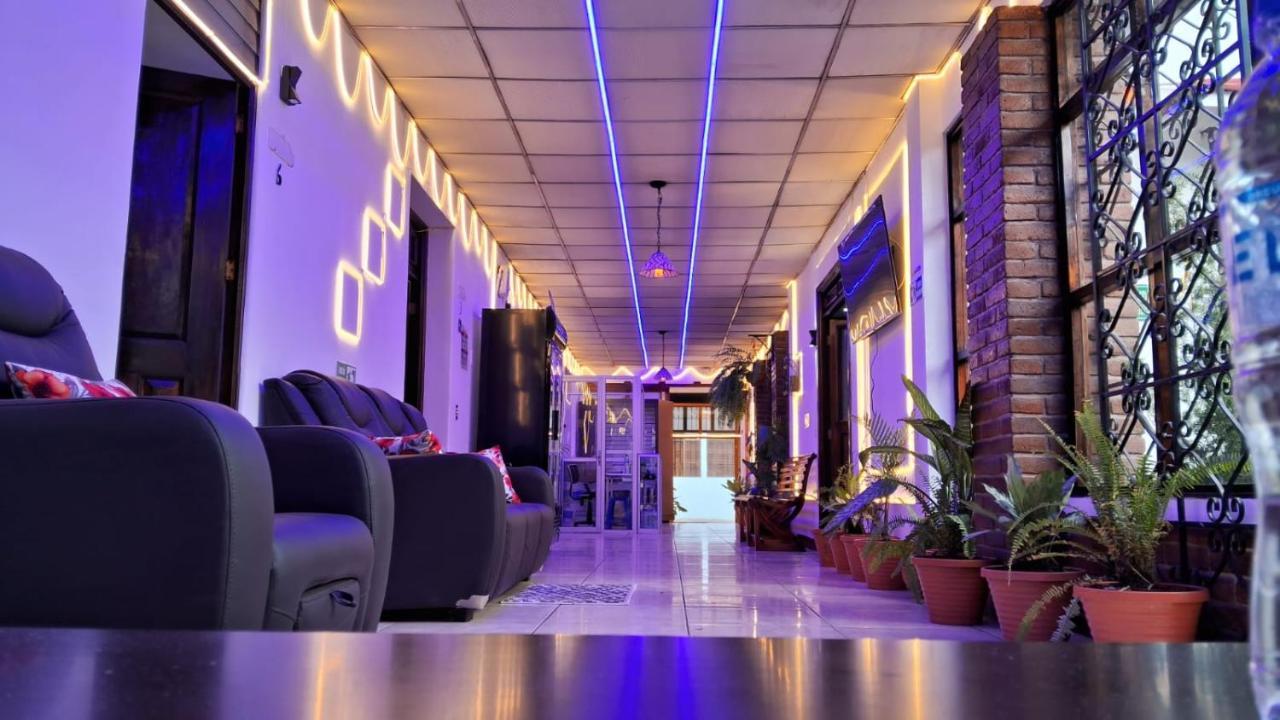 Hotel Kamelot Parque Central Quetzaltenango Esterno foto