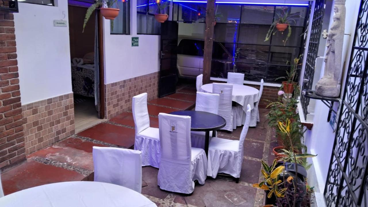 Hotel Kamelot Parque Central Quetzaltenango Esterno foto
