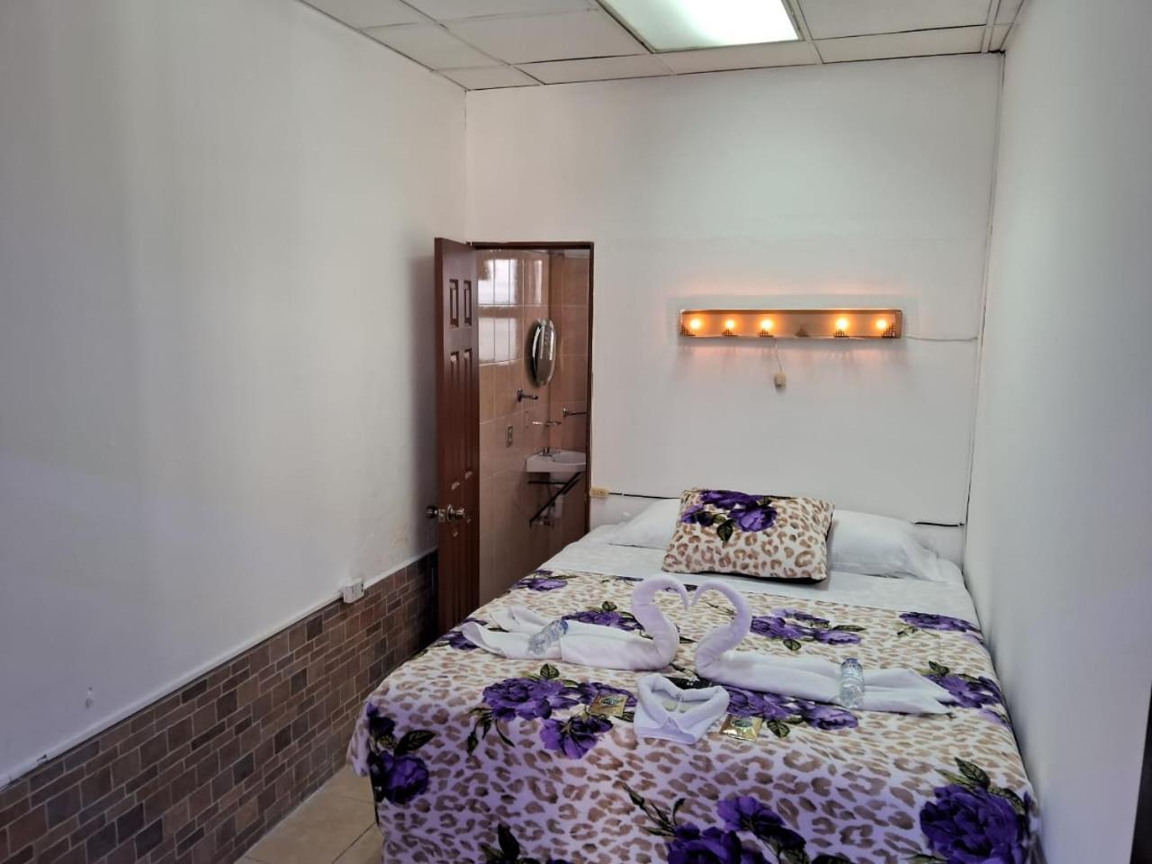 Hotel Kamelot Parque Central Quetzaltenango Esterno foto