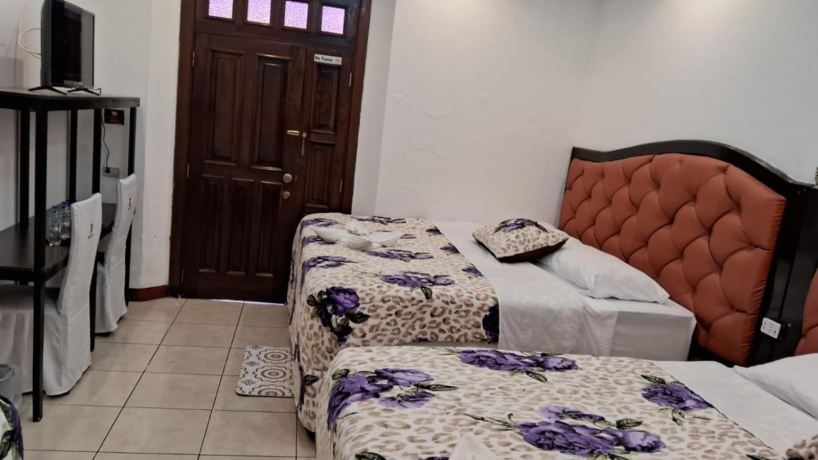 Hotel Kamelot Parque Central Quetzaltenango Esterno foto