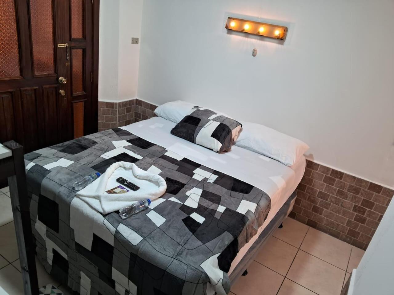 Hotel Kamelot Parque Central Quetzaltenango Esterno foto