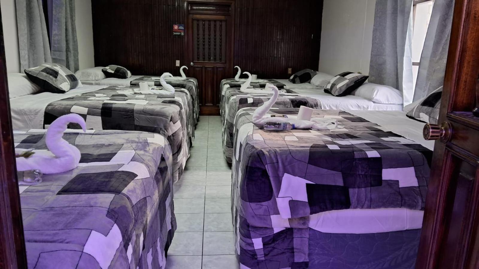 Hotel Kamelot Parque Central Quetzaltenango Esterno foto