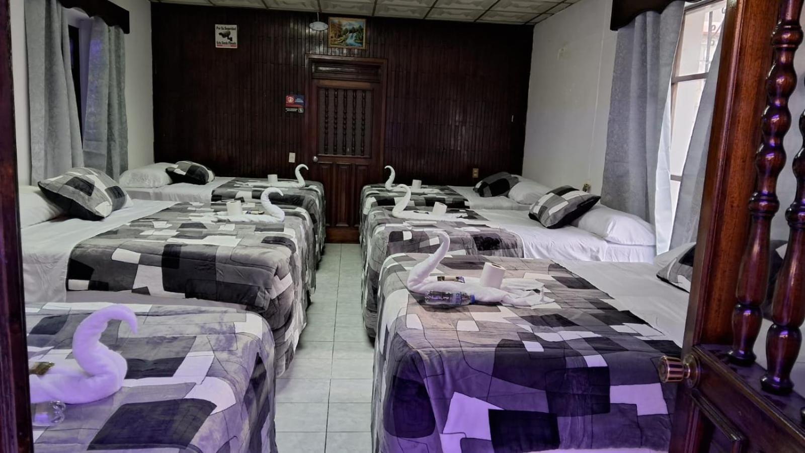 Hotel Kamelot Parque Central Quetzaltenango Esterno foto