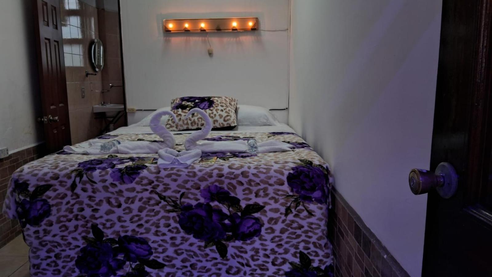 Hotel Kamelot Parque Central Quetzaltenango Esterno foto