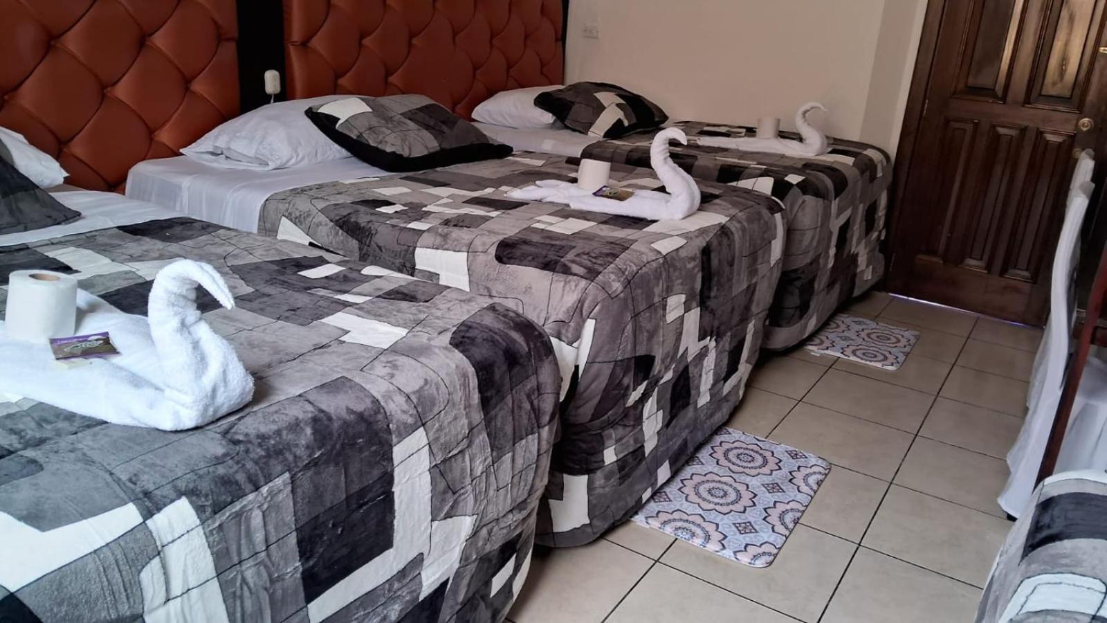 Hotel Kamelot Parque Central Quetzaltenango Esterno foto