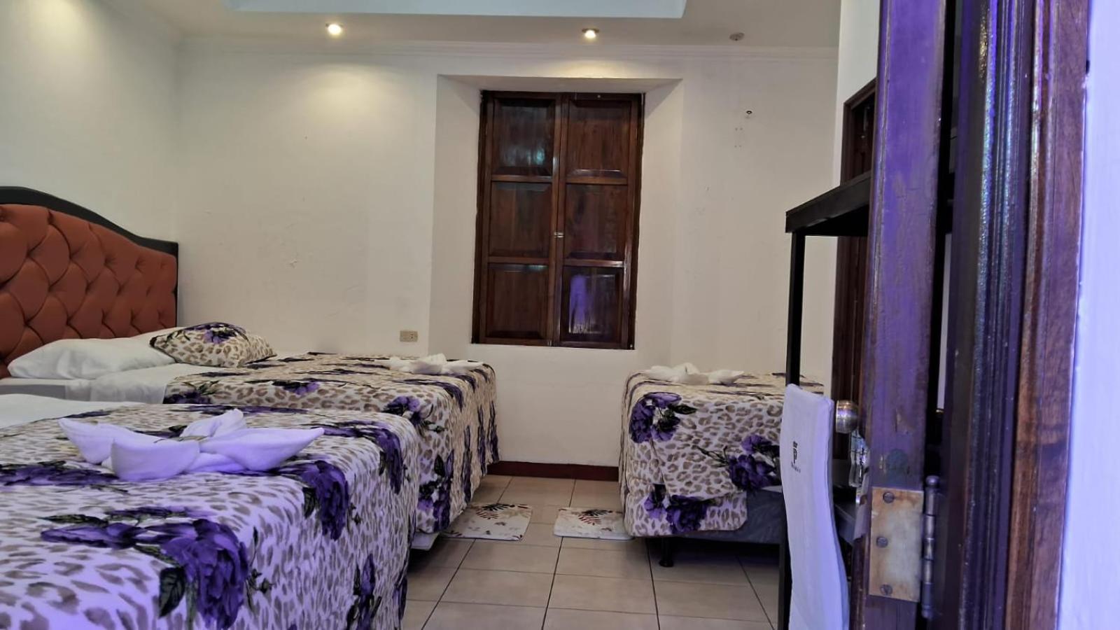 Hotel Kamelot Parque Central Quetzaltenango Esterno foto
