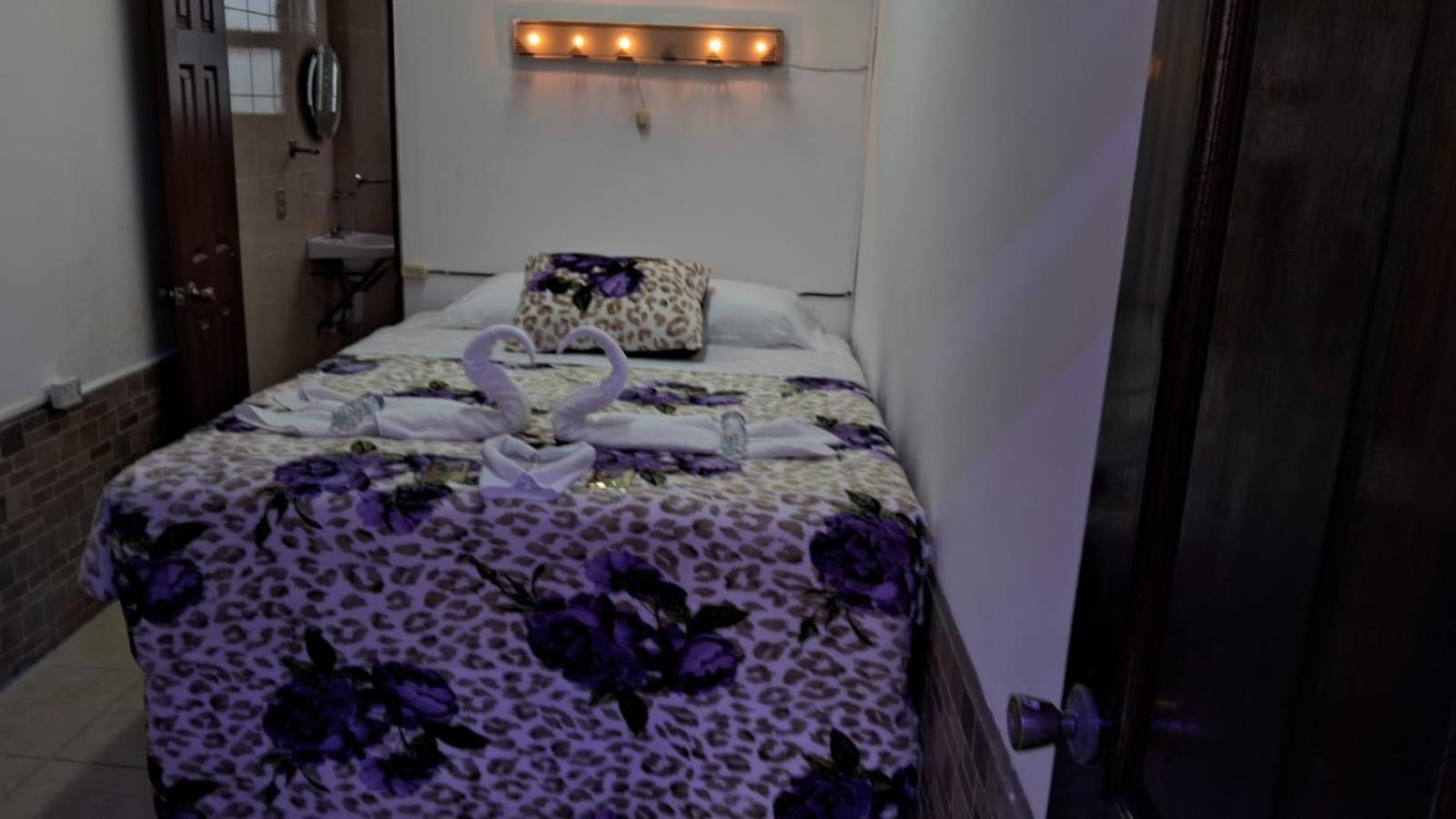 Hotel Kamelot Parque Central Quetzaltenango Esterno foto
