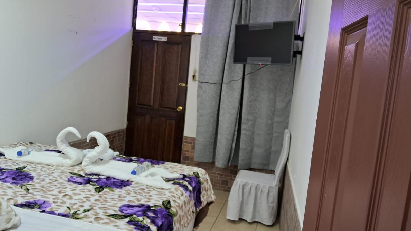 Hotel Kamelot Parque Central Quetzaltenango Esterno foto