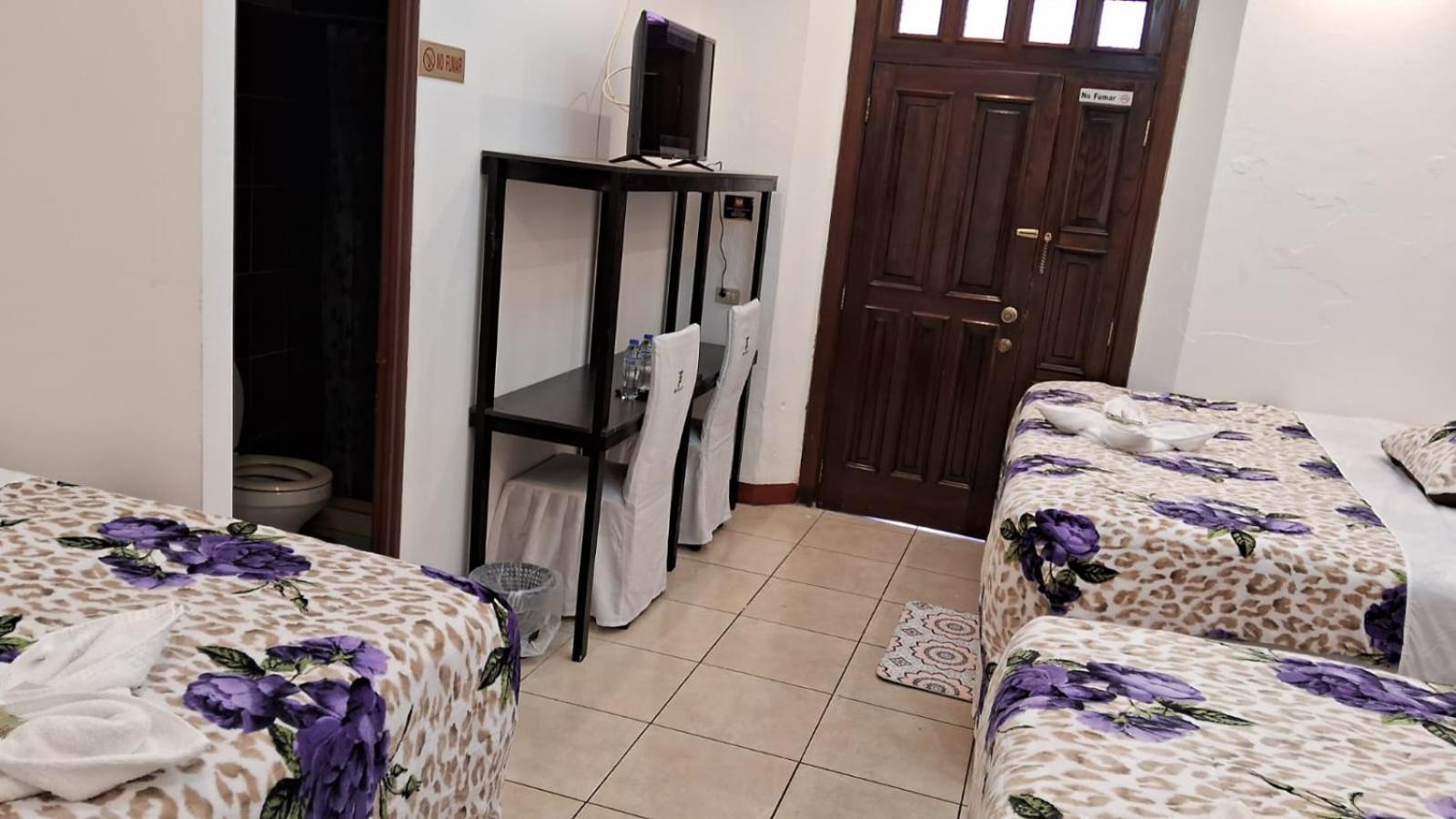 Hotel Kamelot Parque Central Quetzaltenango Esterno foto