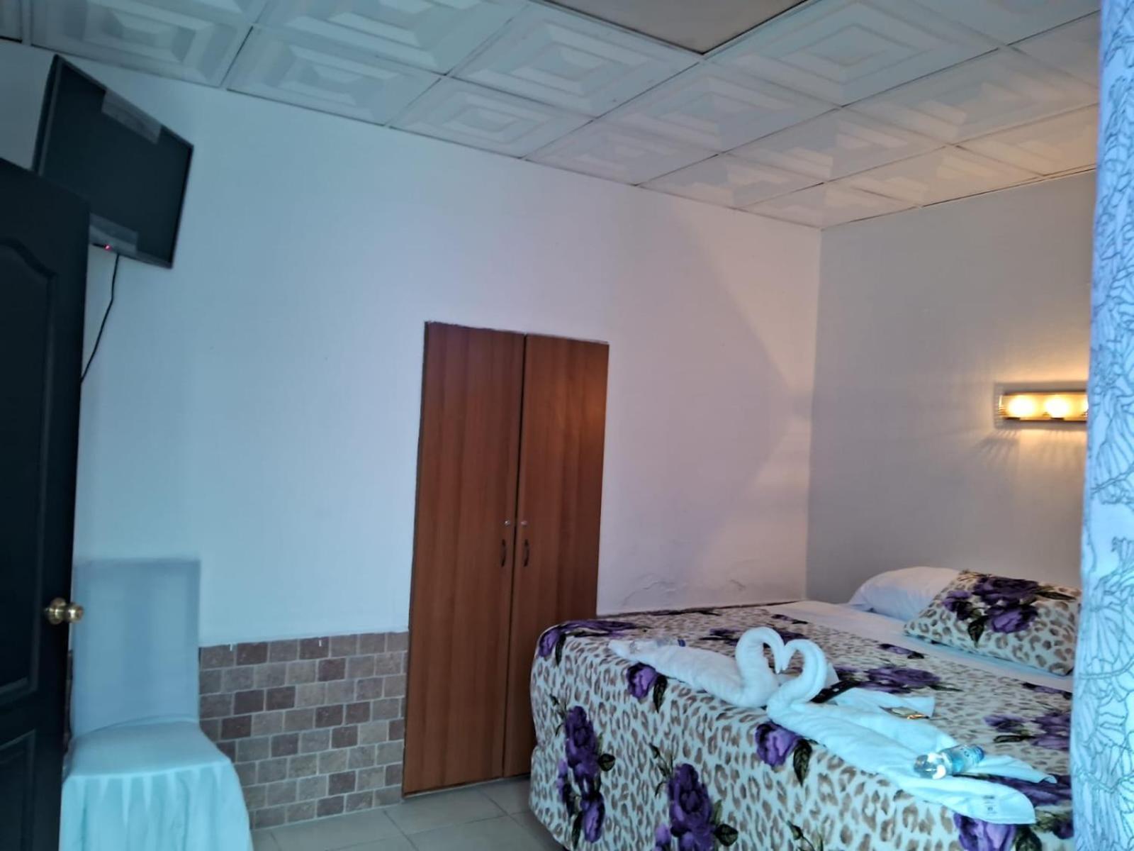 Hotel Kamelot Parque Central Quetzaltenango Esterno foto