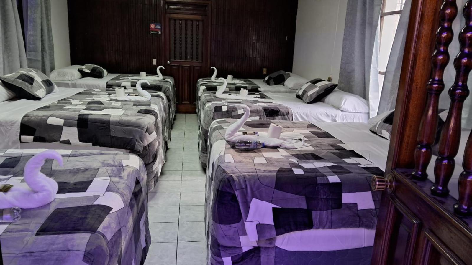 Hotel Kamelot Parque Central Quetzaltenango Esterno foto