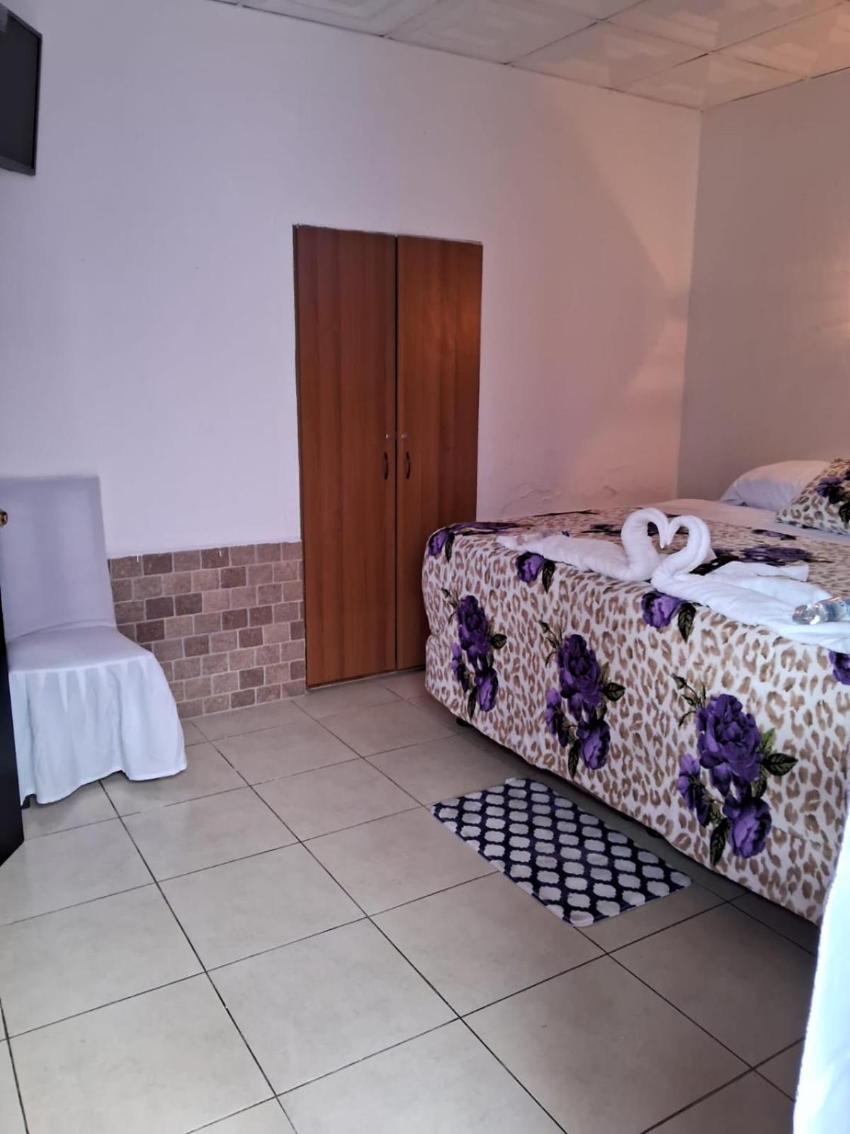 Hotel Kamelot Parque Central Quetzaltenango Esterno foto